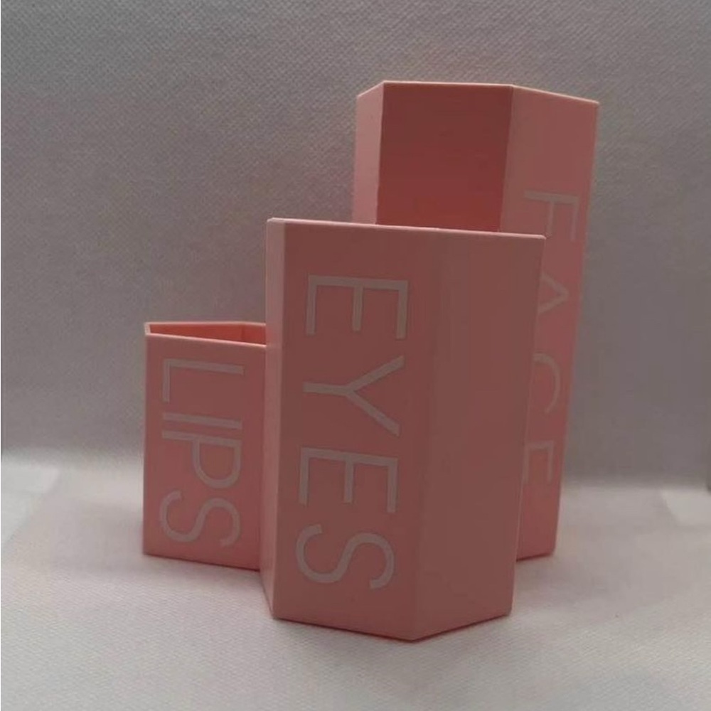 Face/Eyes/Lips Cosmetic Storage—3 Compartments